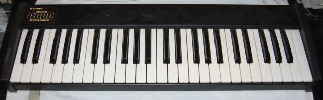 Hybrid Music 4000 keyboard front